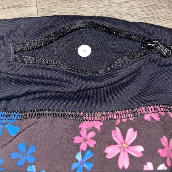 Lululemon shorts sz 4 - Picture 3 of 4